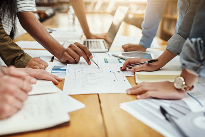 Timing inteligente: por qué Q1/Q2 puede darte mejores venues, proveedores y ejecución (y cuándo NO conviene)