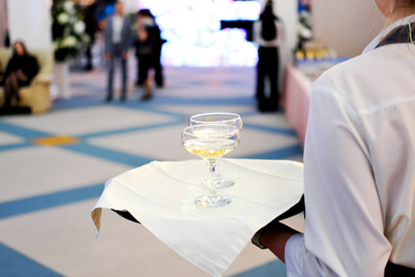 El peso invisible del primer minuto: cómo un evento empieza antes de que alguien tome asiento